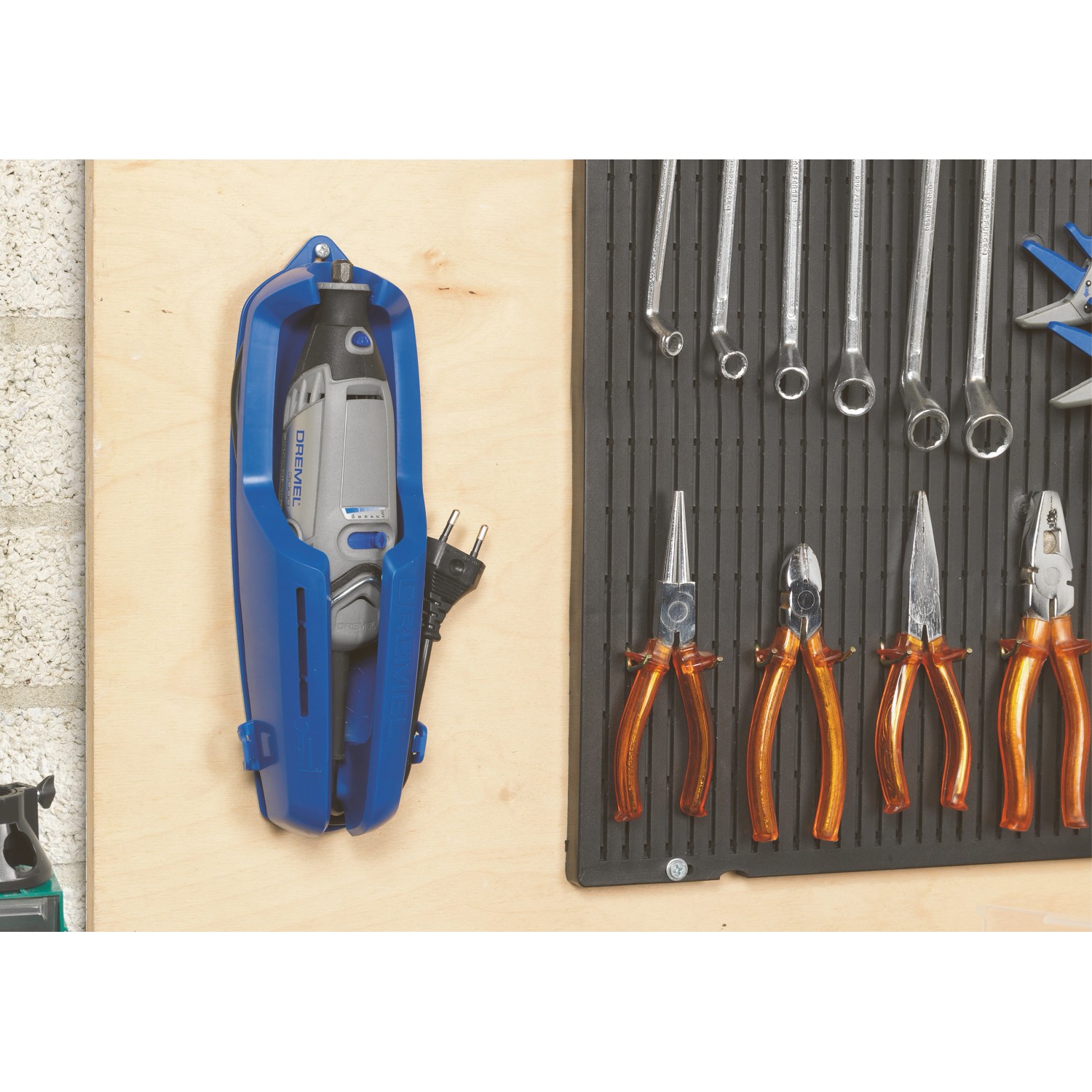 Dremel 3000 Multifunktionswerkzeug im Set mit Zubehör, aufbewahrt in blauer Halterung an Werkzeugwand.