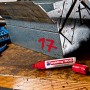 Edding 800 Permanent Marker (rot) mit Werkzeugkiste im Hintergrund.
