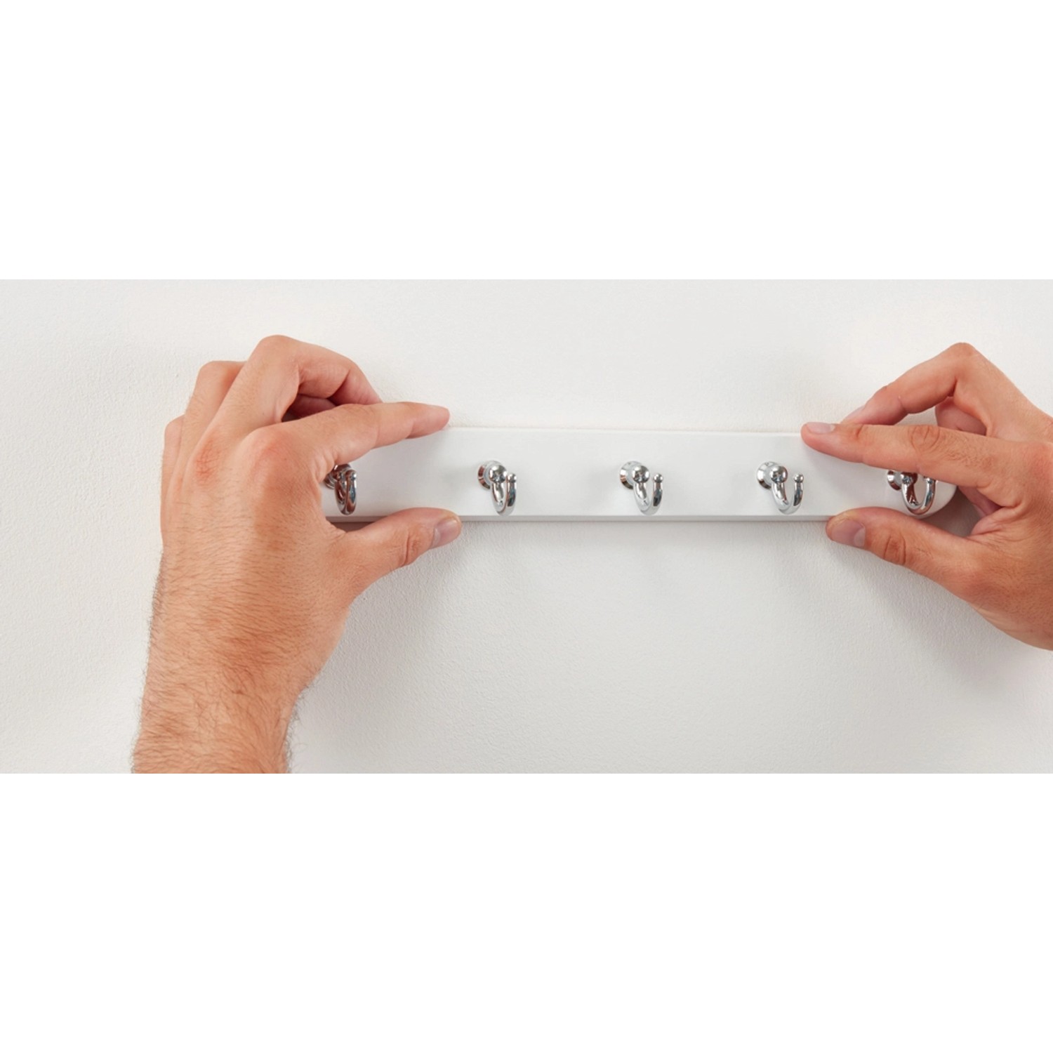 Anwendung Fischer 320 Kilo Kleber (80ml): Anbringen einer Garderobe an der Wand.