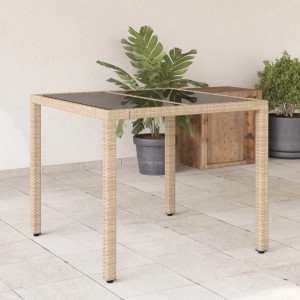 Beiger vidaXL Gartentisch mit Glasplatte, quadratisch, aus Poly Rattan.
