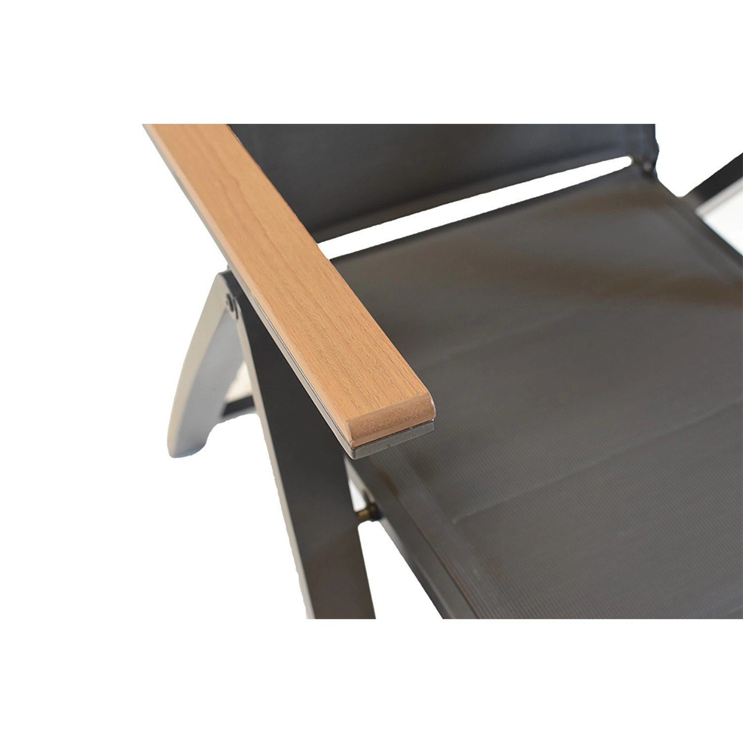 Detailaufnahme: Merxx Verona Klappsessel mit Holzoptik-Armlehne und graphitfarbenem Gestell.