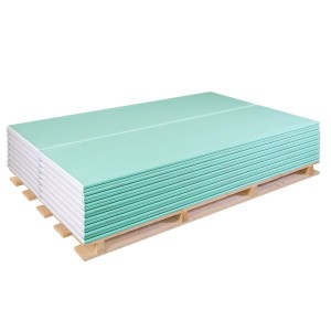 Stapel grüne Rigips Feuerschutzplatten, imprägniert, 20x625x2000 mm, auf Holzpalette.