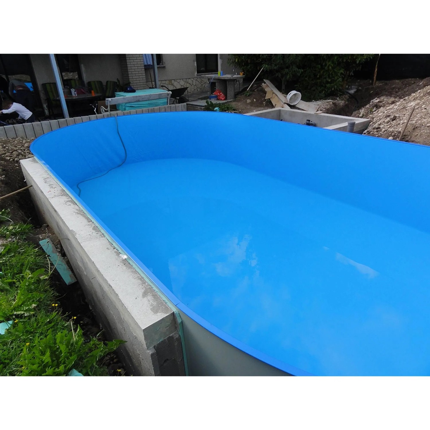 Ovaler Summer Fun Stahlwand Pool Ferrara, teilweise in den Boden eingelassen, mit blauer Innenfolie.