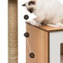 Katze spielt auf Vesper Kratzbaum Base Walnuss mit Kratzsäule, Höhle und Spielzeug.