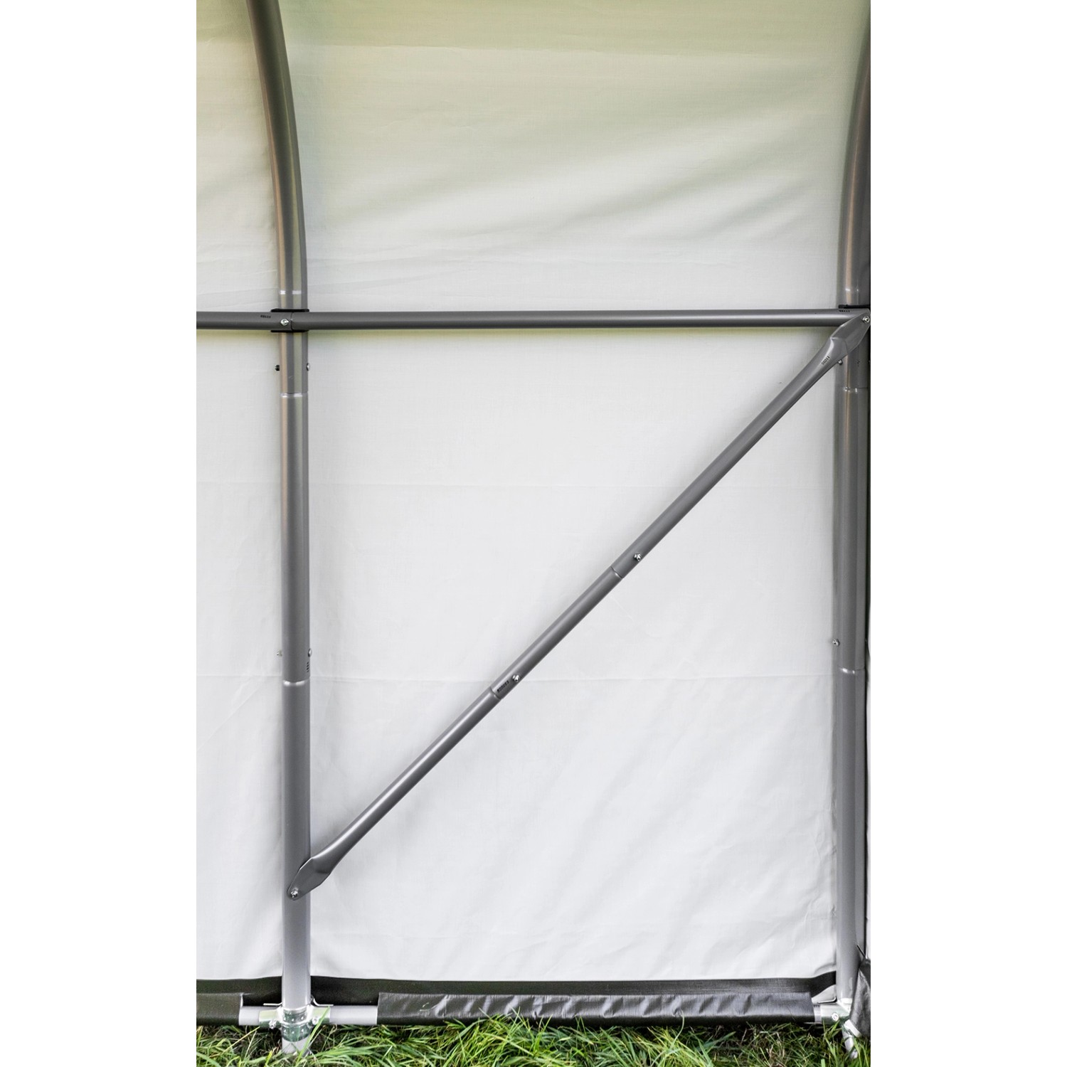 Detailansicht ShelterLogic Weidezelt: Stahlrahmen und wasserdichte Plane.