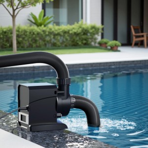 SunSun CPP-8000 Poolpumpe am Poolrand mit schwarzem Schlauch im Wasser.