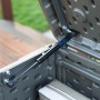 Detailaufnahme: Gasdruckfeder der Lifetime Gartenbox, dunkelbraune Universalbox mit geöffnetem Deckel.