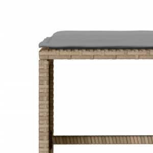 Detailansicht: Beige Poly Rattan Hocker mit grauem Kissen der vidaXL Garten-Sofagarnitur.