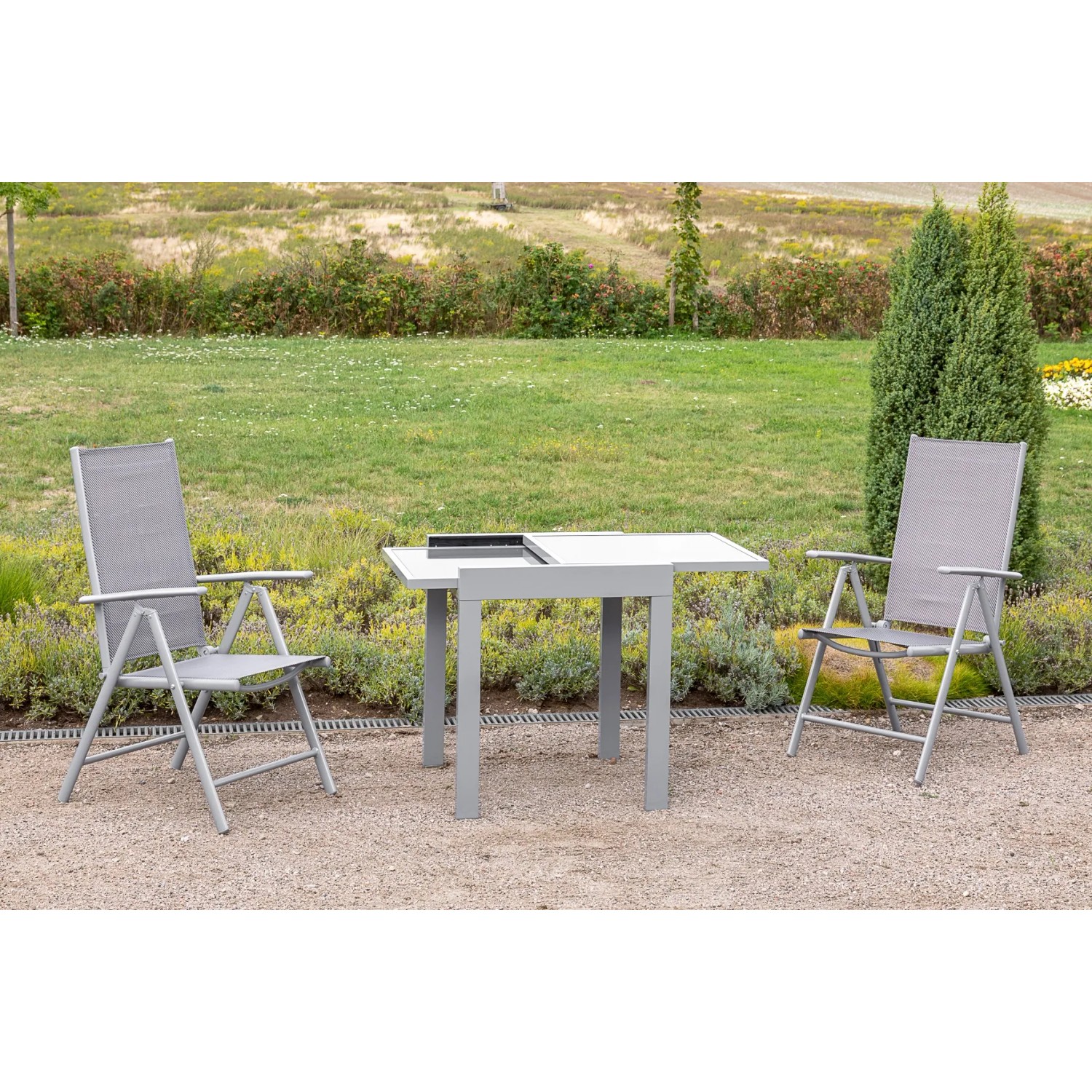 Merxx Amalfi Gartenmöbel-Set, 3-teilig: Klappsessel und ausziehbarer Tisch in Diamantbraun.
