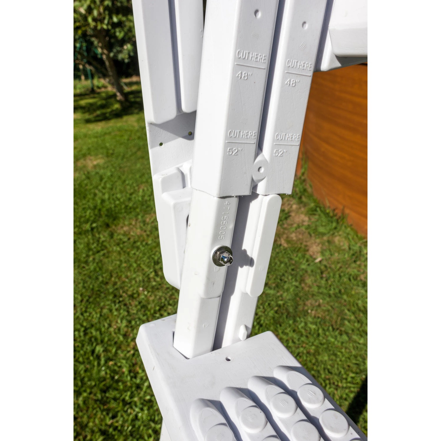 Detailaufnahme der weißen Gre Sicherheitsleiter aus HDPE mit 2 x 4 Stufen für Pools.