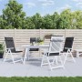 Vier anthrazitfarbene Hochlehner-Auflagen aus Oxford-Gewebe auf weißen Gartenstühlen im Außenbereich.