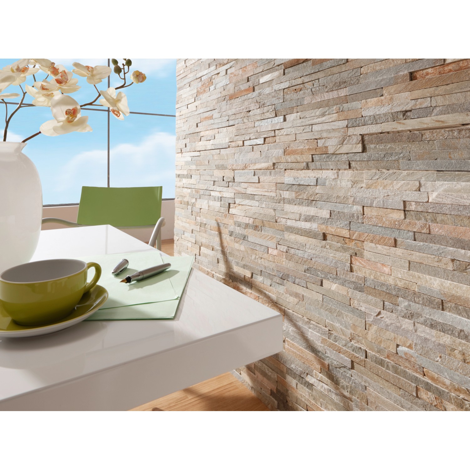 Beiger Natursteinverblender (10x40 cm) an Wand im Wohnraum, für Innen- und Außenbereich.
