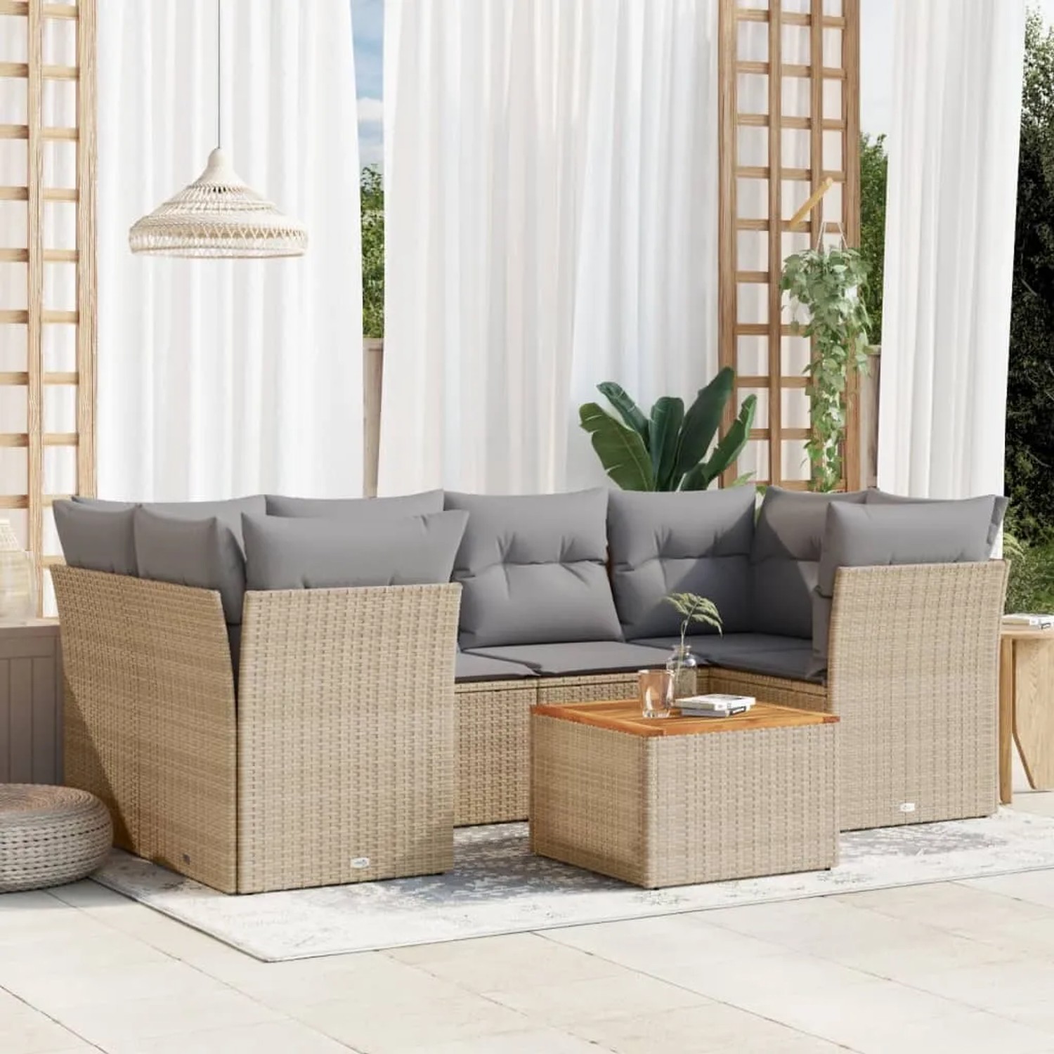 Beige 7-tlg. Garten-Sofagarnitur aus Rattan mit grauen Kissen und Tisch für Terrasse oder Garten.