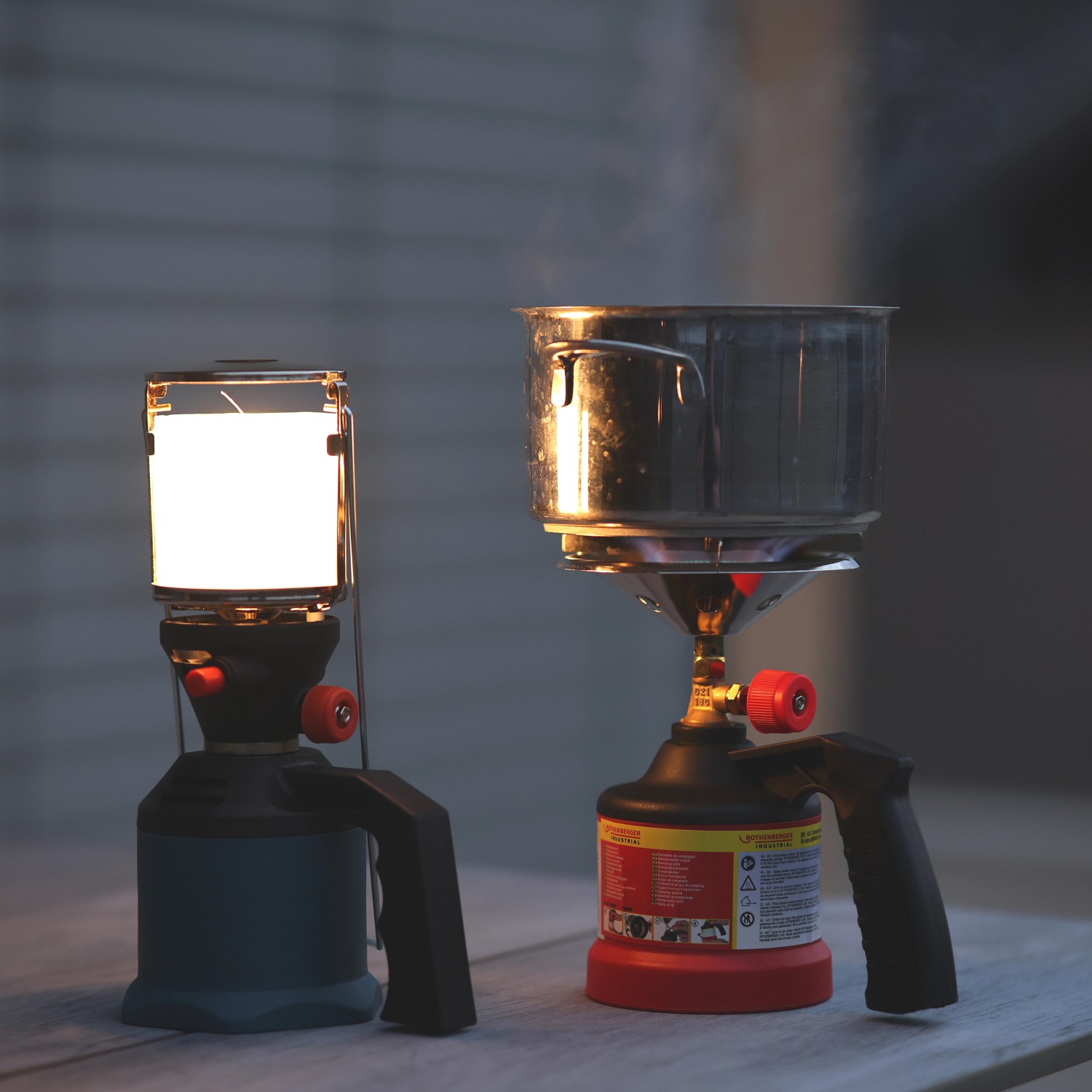 NOLA Camping Set - Kocher + Lampe + 4 Gas Kartuschen Komplettset