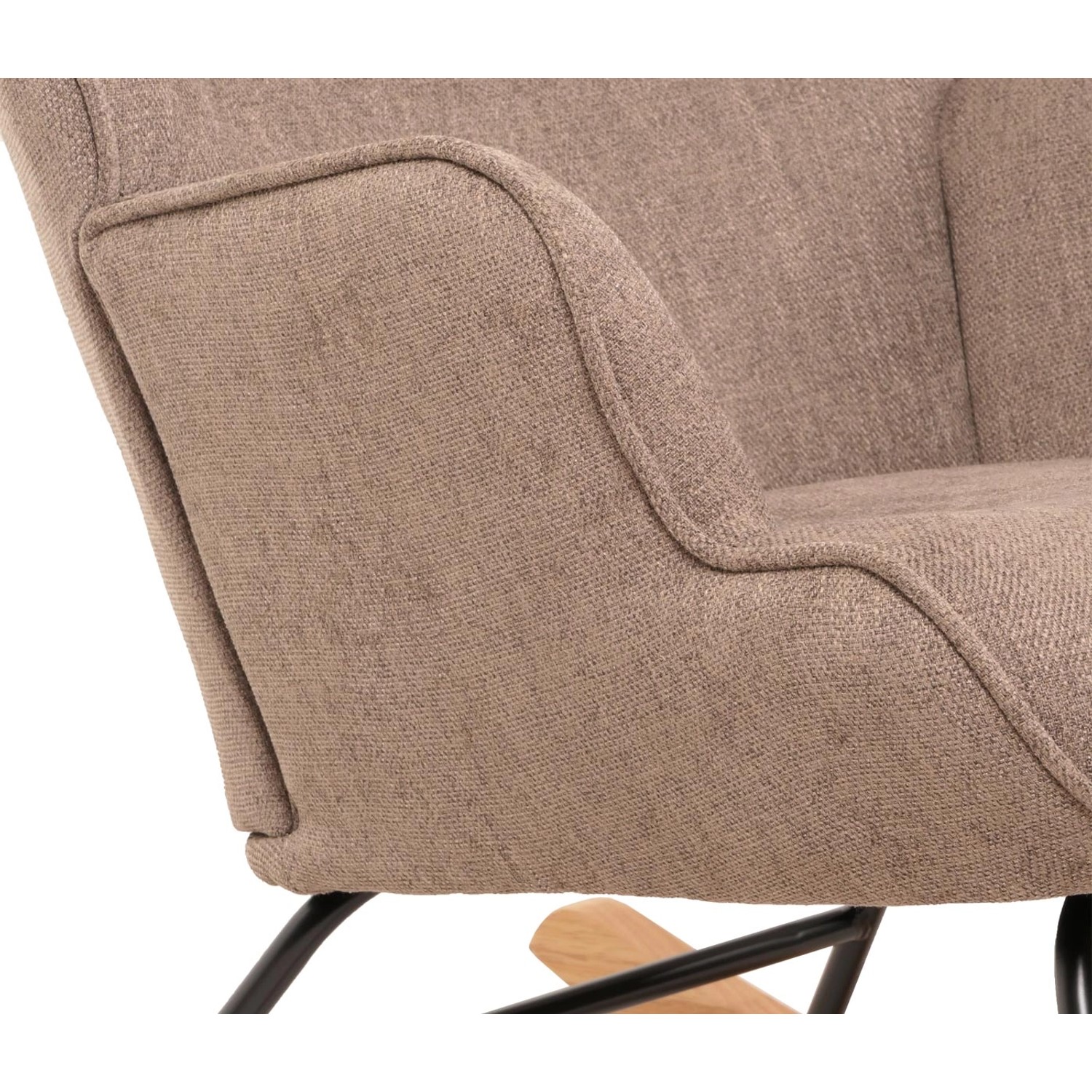 Detailansicht: Armlehne des braunen MCW Schaukelstuhls N14 mit Stoffbezug.