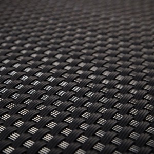 Detailaufnahme: Schwarzer NYVI Balkon Sichtschutz aus Polyrattan mit Metallösen.