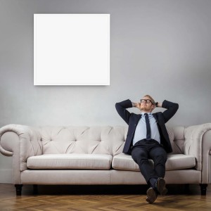 Weiße Wiltec Infrarotheizung (290W) an Wand über Sofa. Elektroheizung für Innenräume.