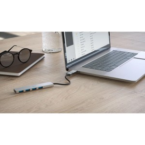 Hama USB-Hub Ultra Slim, silber, mit 4 blauen USB 3.2 Gen1 Ports, am Laptop mit USB-C-Adapter auf Holzschreibtisch.