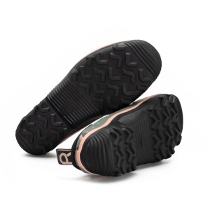 Schwarze Profilsohlen von zwei wassergrünen Rouchette Clog Gartenschuhen mit pinken Akzenten. Robustes Profil für Halt.