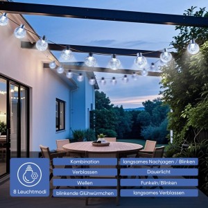 Salcar Solar LED Lichterkette mit 60 kaltweißen LEDs unter einer Pergola auf einer Terrasse. Perfekte Außenbeleuchtung für den Garten.
