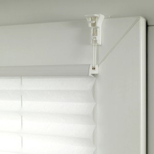Gardinia Easy Fix Plissee Greta, verspannt, perlmuttrosa, am Fenster montiert.