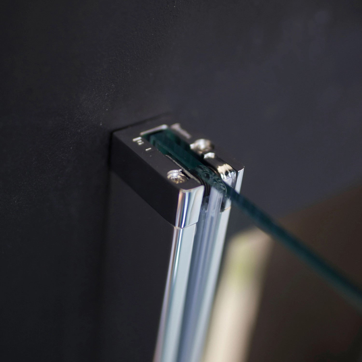 Detailaufnahme: Breuer Panorama Seitenwand für Schiebetür, Chrom-Optik, Klarglas.