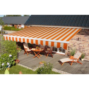 Gelenkarmmarkise, 250x200 cm, beige-orange gestreift, spendet Schatten auf Terrasse mit Gartenmöbeln.