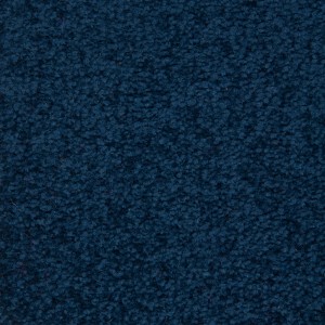 Nahaufnahme einer dunkelblauen Schatex Velours Teppichfliese, weich und selbstliegend, 50x50cm.