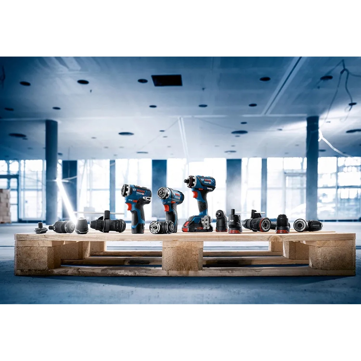 Bosch Professional FlexiClick: Bohrhammeraufsatz GFA 12-H und Bohrschrauber auf Holzpalette.