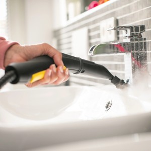 Anwendung: Kärcher Dampfreiniger mit Rundbürste reinigt Waschbecken. Set mit 4 Bürsten (schwarz/gelb).