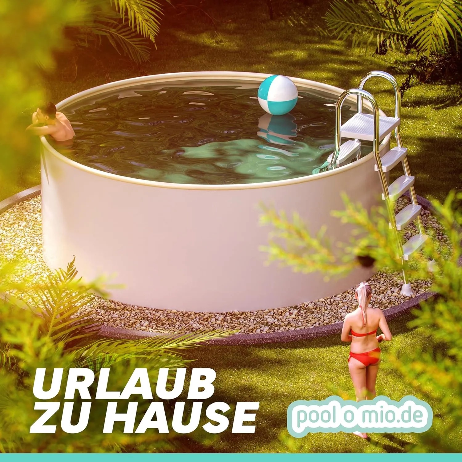 Runder Poolomio Stahlwandpool 600x120 cm mit Leiter, Ball und Badenden im Garten.