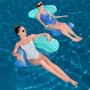 Zwei Frauen entspannen auf Bestway Pool-Hängematten Comfort Plush im Wasser.