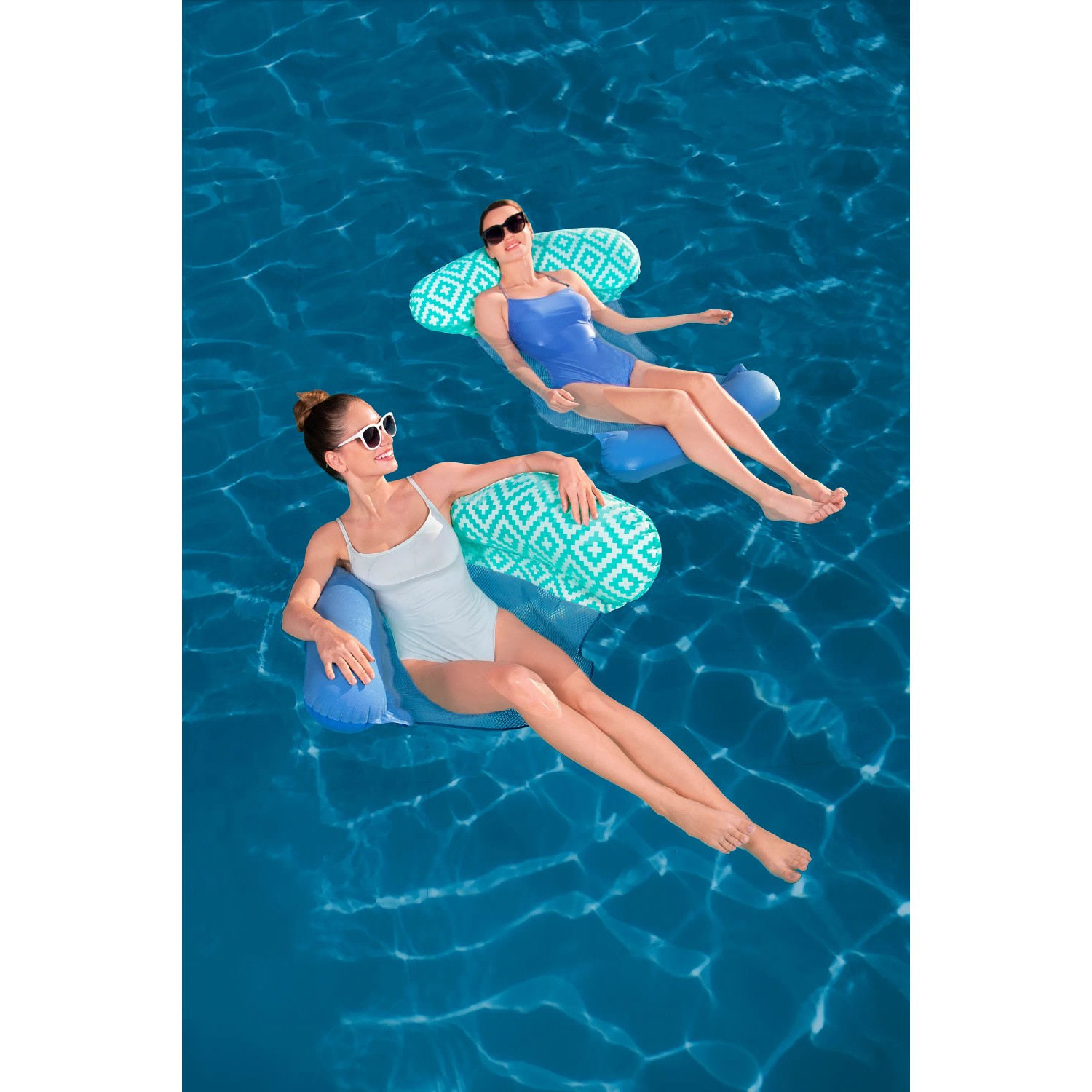 Zwei Frauen entspannen auf Bestway Pool-Hängematten Comfort Plush im Wasser.