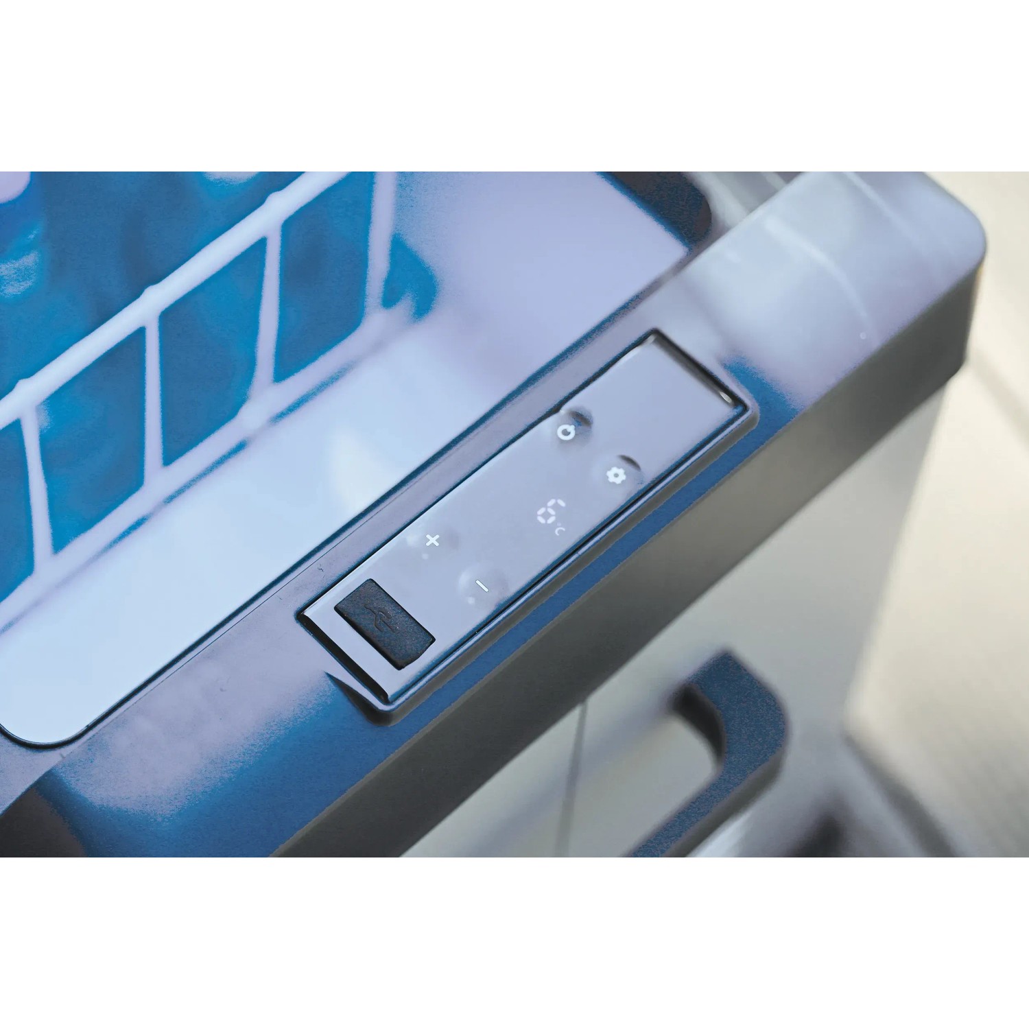 Detailaufnahme: Cross Tools Icebox 40 Kühlbox mit Bedienfeld zur Temperatureinstellung.