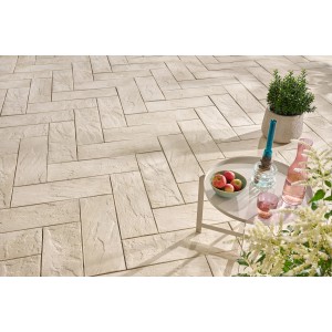 Verlegte Dielenplatte Nativa in Kalksteinfarben, 60x20x4 cm, als Trittsteine im Garten.
