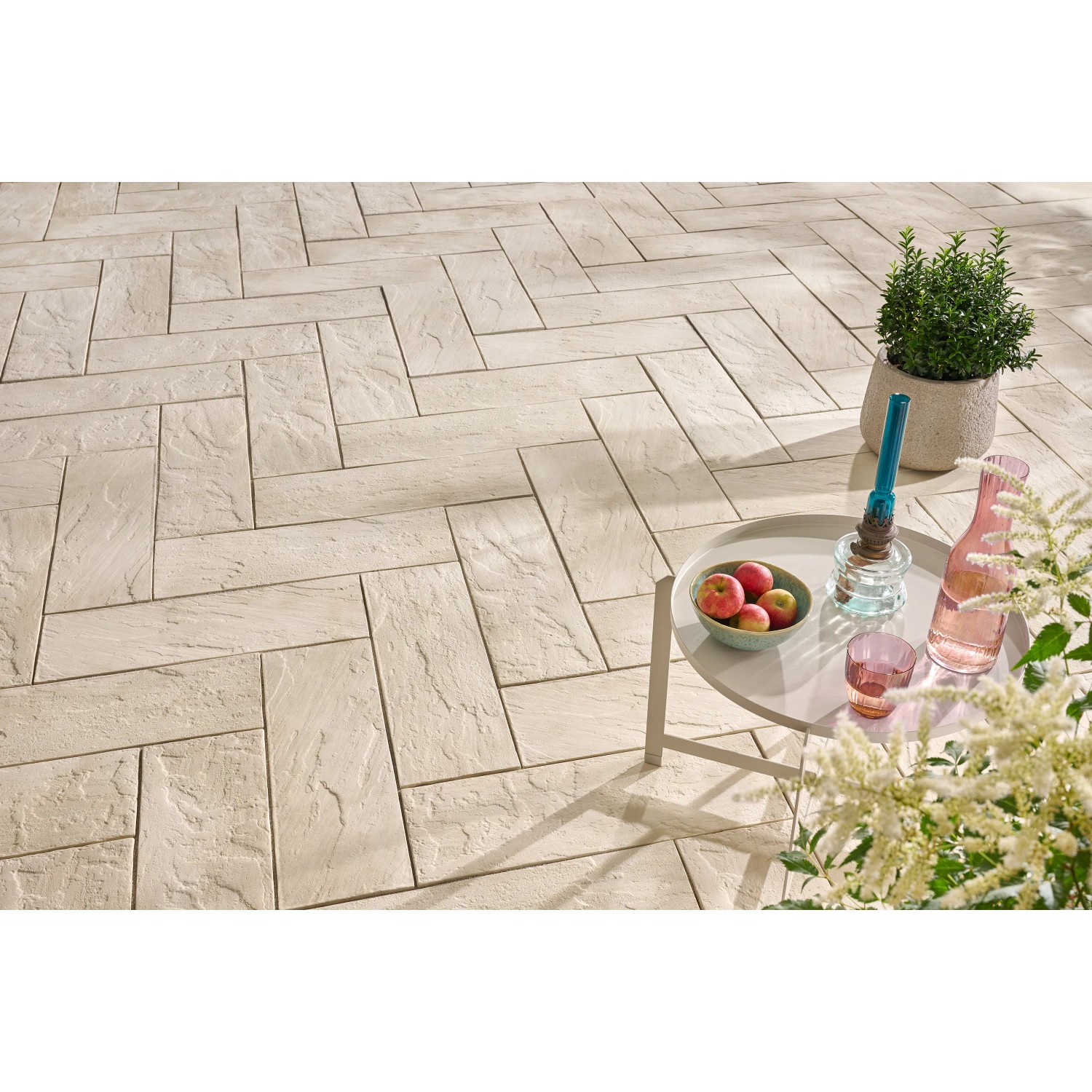 Verlegte Dielenplatte Nativa in Kalksteinfarben, 60x20x4 cm, als Trittsteine im Garten.