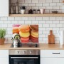 Myspotti Mini-Spritzschutzplatte mit Macarons-Motiv als Küchenrückwand.
