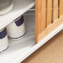 Detailansicht: Weiße Schuhbank mit Bambus-Schiebetür und Schuhen.