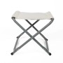 Beiger Camping Klapphocker Modell Titan mit Tischauflage, ideal für Camping, Garten oder Balkon.