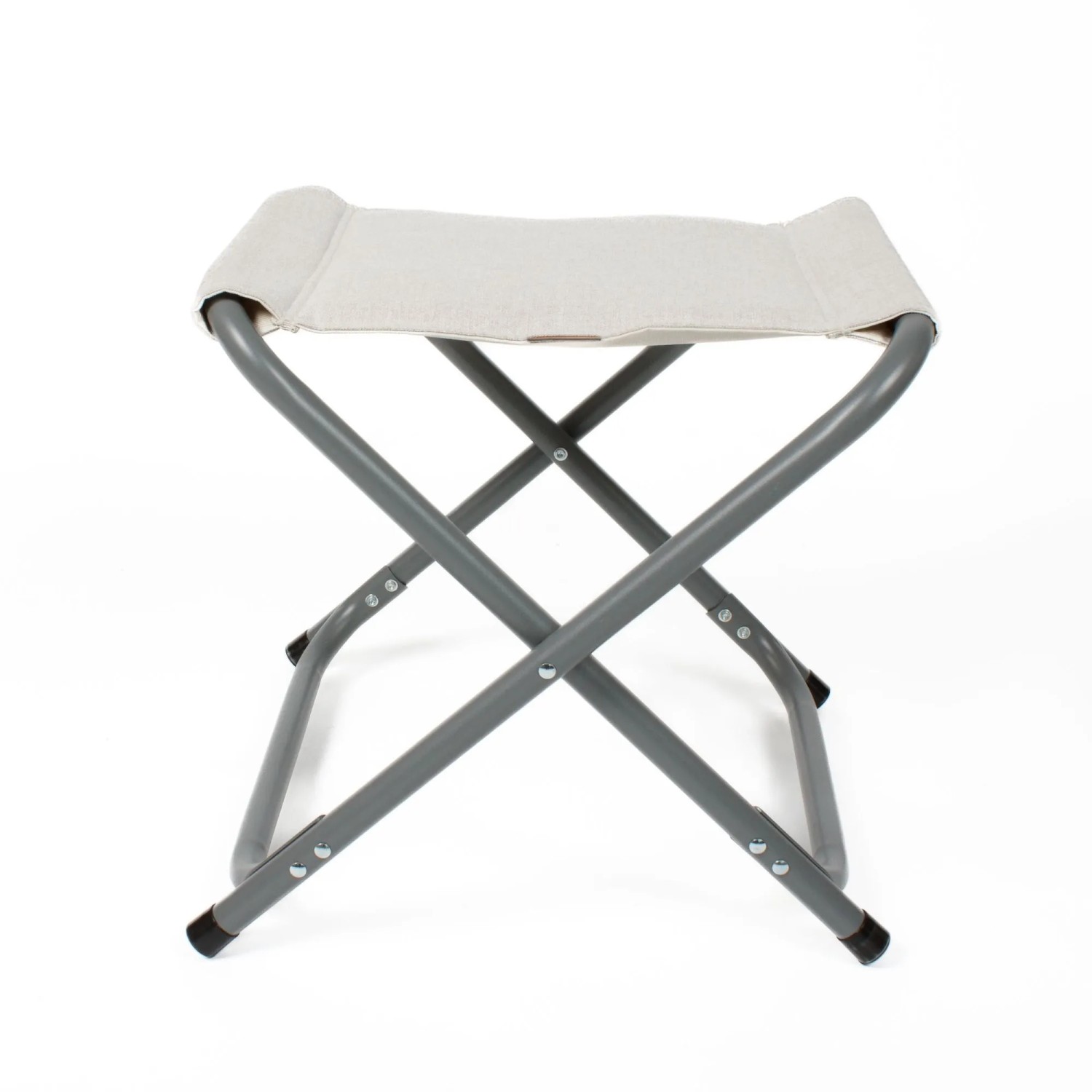 Beiger Camping Klapphocker Modell Titan mit Tischauflage, ideal für Camping, Garten oder Balkon.