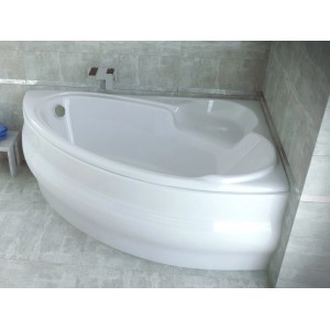 Weiße Acryl Eckbadewanne 170x110 cm, rechtsseitig, mit Ablauf im gefliesten Bad. Für Komfort & Entspannung.