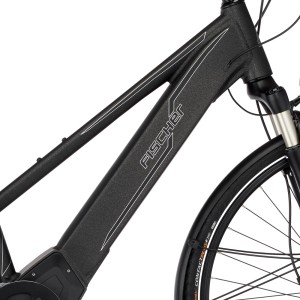 Detailaufnahme des schwarzen Fischer E-Bike Viator 6.0i mit Fokus auf Rahmen und Reifen.