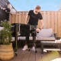 Schwarzer Axi Kühlwagen Retro 76 l mit Mann im Garten, ideal für Partys und zum Kühlen von Getränken.