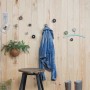 Wandhaken Dot hellgrau von Wagner, runde Form, an Holzwand mit Jacke und Deko.