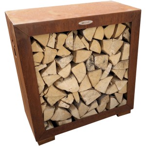 Quadratisches Holzlager aus Stahl in Rostoptik, gefüllt mit Holzscheiten. Grillutensil.