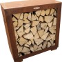 Quadratisches Holzlager aus Stahl in Rostoptik, gefüllt mit Holzscheiten. Grillutensil.