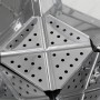 Detailaufnahme des Edelstahl-Holzkohlegrills Vista: gelochte Kohlehalterung.