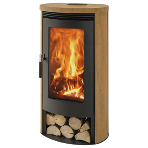 Panadero Bilbao Kaminofen mit Sandsteinverkleidung, schwarzem Korpus und Holzscheiten. 8kW Leistung.