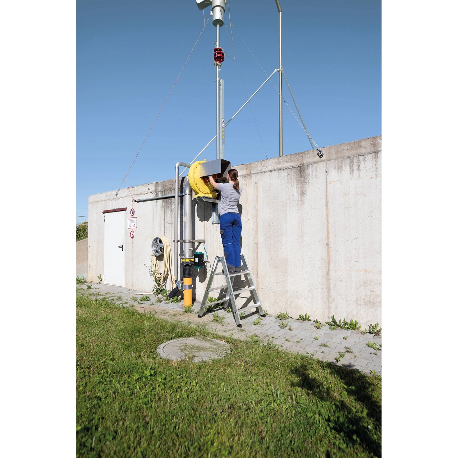 MUNK Klapptritt aus Alu mit 4 Stufen im Einsatz, beidseitig begehbar für sicheren Stand.
