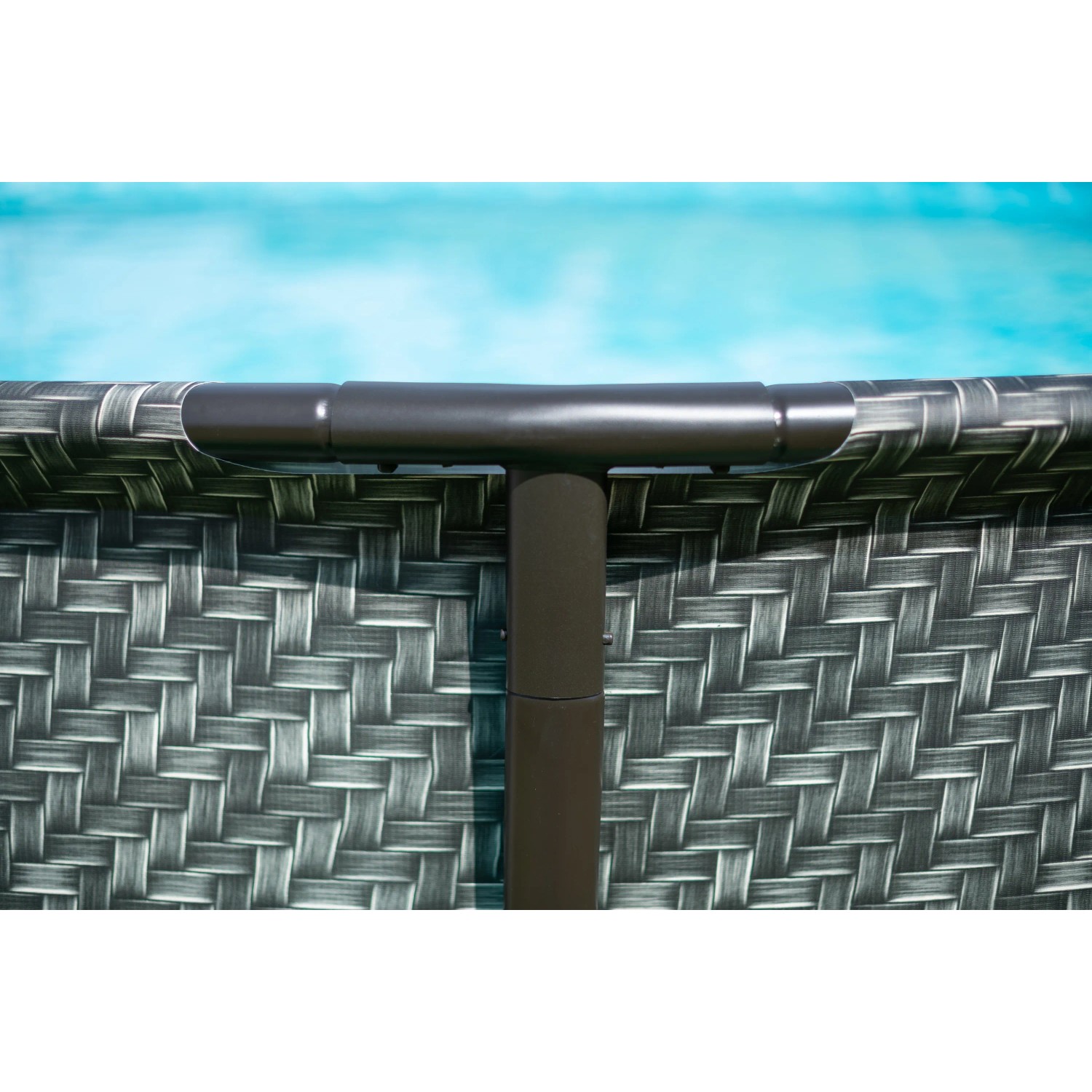 Detailansicht: Summer Waves Rundpool in Rattangrau mit Stahlrahmen.